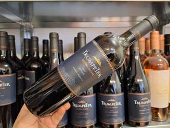 Vinul zilei: un Shiraz de Lume Nouă, cu buchet de fructe de pădure, ciocolată și tutun. Un vin roșu savuros, cu taninuri moi, aciditate ridicată, alcool bine integrat și un final condimentat