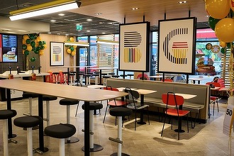 FOTO McDonald’s lasă în România clienții să intre direct în bucătării