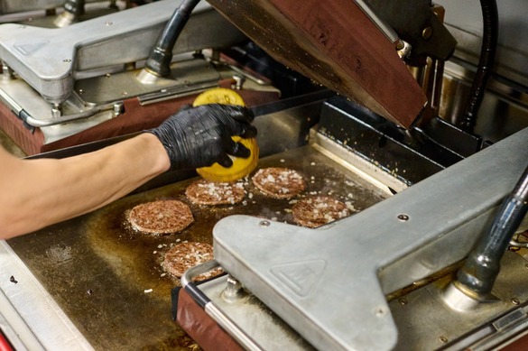 FOTO McDonald’s lasă în România clienții să intre direct în bucătării