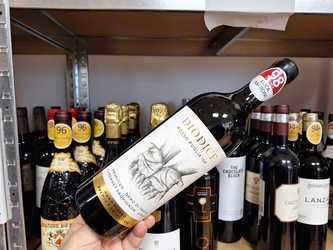 Vinul zilei: un roșu complex, cu note de fructe negre coapte, ciocolată amăruie, mirodenii dulci, tușe florale și note discrete de tutun, vanilie și cacao. De asociat cu fripturi, paste, trufe, brânzeturi sau preparate tradiționale din sudul Italiei