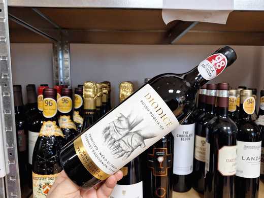 Vinul zilei: un roșu complex, cu note de fructe negre coapte, ciocolată amăruie, mirodenii dulci, tușe florale și note discrete de tutun, vanilie și cacao. De asociat cu fripturi, paste, trufe, brânzeturi sau preparate tradiționale din sudul Italiei