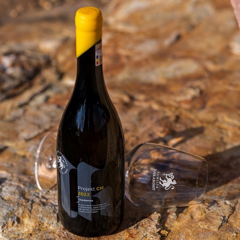 Vinul zilei: un Chardonnay remarcabil, de la o cramă tânără din județul Bihor, un vin frumos echilibrat, note de fructe albe, flori de vară, piersici, caise, vanilie și subtile tente minerale