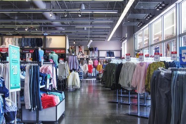 Retailerii de haine din SUA amână comenzile și îngheață angajările în contextul majorării tarifelor