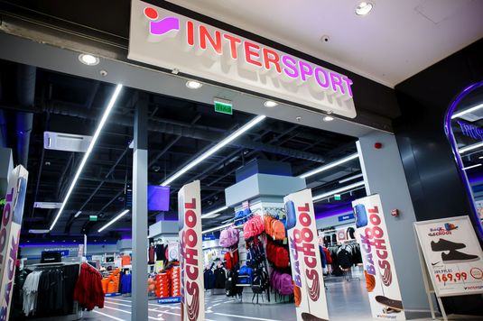 SURPRIZĂ FOTO Grecii vor lansa în România un experiment cu mega-magazine Intersport, țintite către anumiți clienți, pentru a depăși Decathlon