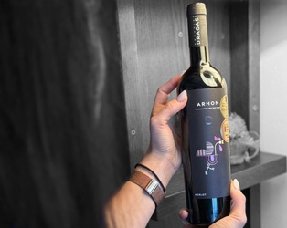 Vinul zilei: un Merlot din regiunea Drăgășani, un vin ajuns la maturitate, care cucerește prin notele intense de fructe negre, condimente, magiun de prune, cireșe amare și mure, completate de senzații elegante de cacao, tutun și trufe