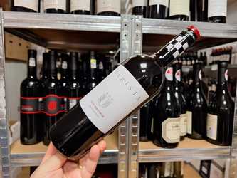 Vinul zilei: un Pinotage emblematic pentru Africa de Sud, cu un stil modern și nonconformist. Arome de cafea prăjită, prune coapte și ciocolată. De asociat cu preparate savuroase și deserturi condimentate
