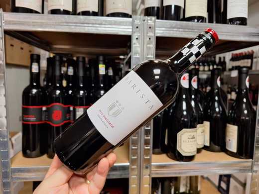 Vinul zilei: un Pinotage emblematic pentru Africa de Sud, cu un stil modern și nonconformist. Arome de cafea prăjită, prune coapte și ciocolată. De asociat cu preparate savuroase și deserturi condimentate