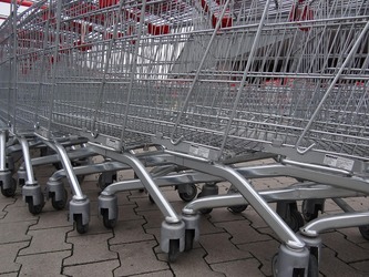 Retailerii din Marea Britanie avertizează asupra unui posibil ”dumping” al mărfurilor chinezești și cer eliminarea scutirii de taxe la importuri ieftine