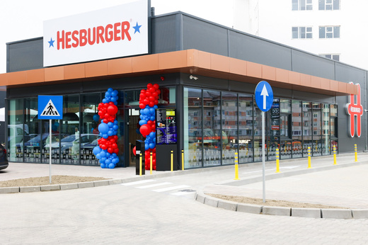 FOTO Hesburger, cel mai mare lanț fast-food din Finlanda, continuă extinderea în România, în Curtea de Argeș, cu o premieră