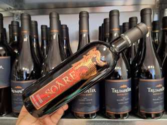 Vinul zilei: un Cabernet Sauvignon intens și elegant, un vin care exprimă echilibrul perfect între forță și finețe, cu note de fructe coapte, ciocolată, vanilie și piele fină, perfect alături de o friptură suculentă și conversații prelungite