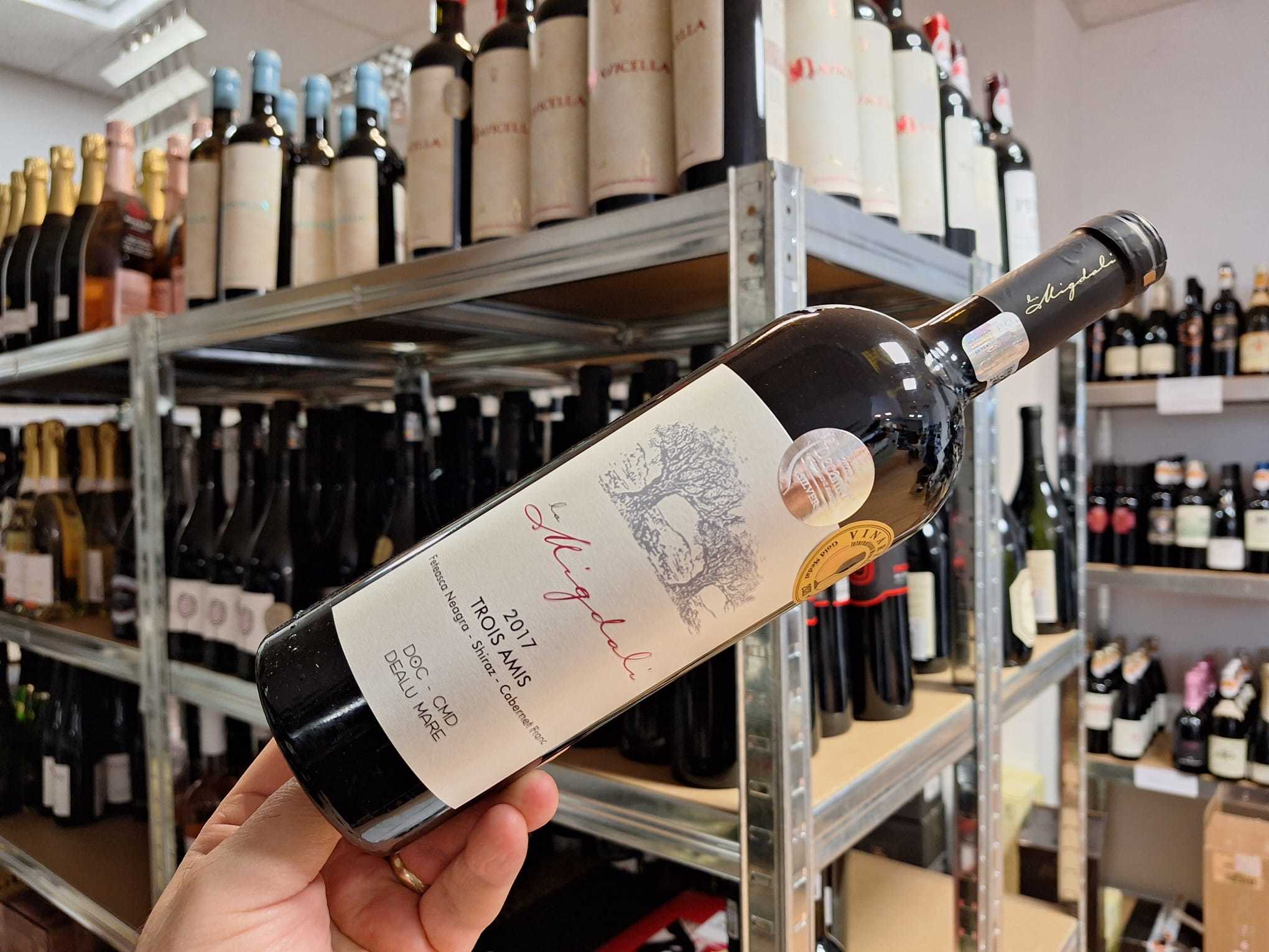 Vinul zilei: un cupaj roșu nonconformist, obținut din Fetească Neagră, Shiraz și Cabernet Franc. Arome intense de fructe roșii, prune afumate și caise, cărora li se adaugă pe palat note de vișine și cafea. Excelent alături de preparate din carne roșie și