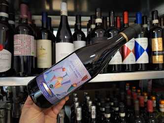 Vinul zilei: un vin roșu impresionant, obținut din Alutus, un soi autohton inedit. Profil aromatic bogat, dominat de fructe negre, note fine de lemn și o textură catifelată. De savurat alături de piept de rață, risotto sau brânzeturi