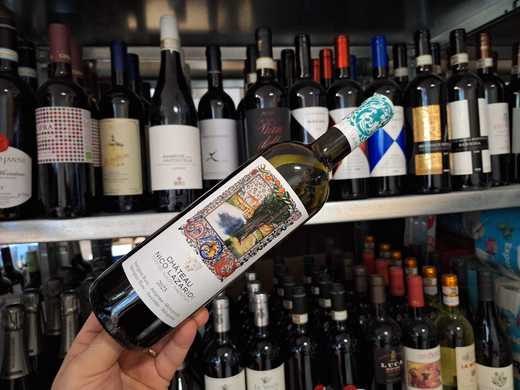 Vinul zilei: un vin alb din nordul Greciei, cu accente de pepene galben și mango, completate de note vegetale. O alegere inspirată pentru preparate cu legume, paste cu sos de busuioc sau salate cu brânză de capră