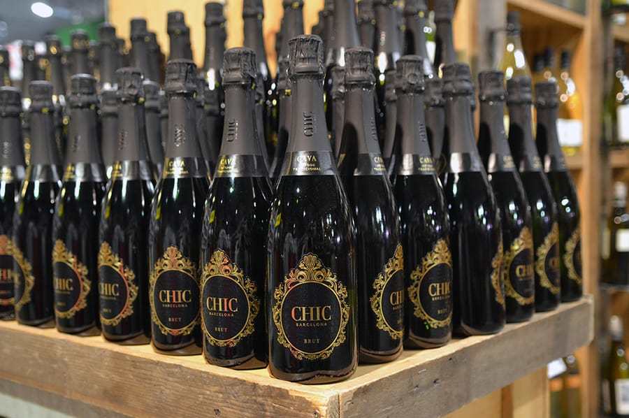 Vinul zilei: o Cava care place imediat, cu arome florale și de fruct dulceag, cu bule fine, persistente. Răspunsul spaniol la un Prosecco bun, cu un plus de rafinament și prospețime
