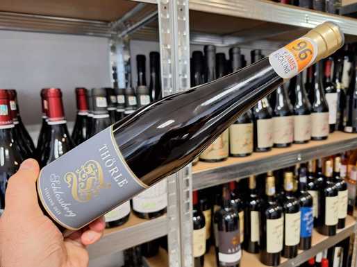 Vinul zilei: un Riesling cu arome de minerale, fum, fructe coapte și ierburi aromatice. Se potrivește perfect cu antreuri fine, salate ușoare sau preparate vegetariene. Cotat cu 96 de puncte de James Suckling și 93 de puncte de Robert Parker