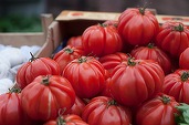 „Roșii oltenești”, la prețuri nebunești pe tarabele din piețe