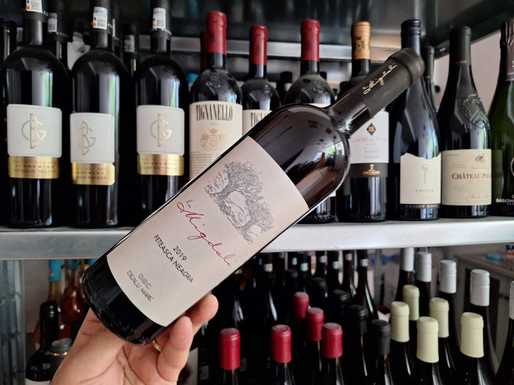 Vinul zilei: o Fetească Neagră care impresionează prin notele de prune coapte, vișine, dulceață picantă, condimente și nuanțele subtile de cacao și vanilie