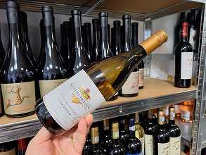 Vinul zilei: un Chardonnay californian cu note olfactive de ananas, mango, papaya, citrice, vanilie și miere, completate pe palat de arome de fructe tropicale și unt. Savuros alături de fructe de mare, pui, salate sau brânzeturi de capră