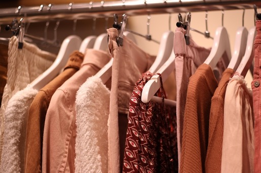 Hainele second-hand sunt la modă — iar tarifele impuse de Trump ajută industria