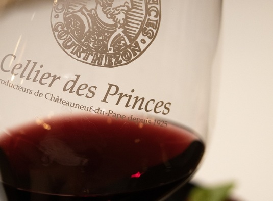 Vinul zilei: un cupaj spectaculos, cotat cu 93 puncte Robert Parker, obținut din struguri Grenache, Mourvèdre și Syrah. Savuros alături de preparate din carne cu sosuri bogate, vânat sau brânzeturi maturate