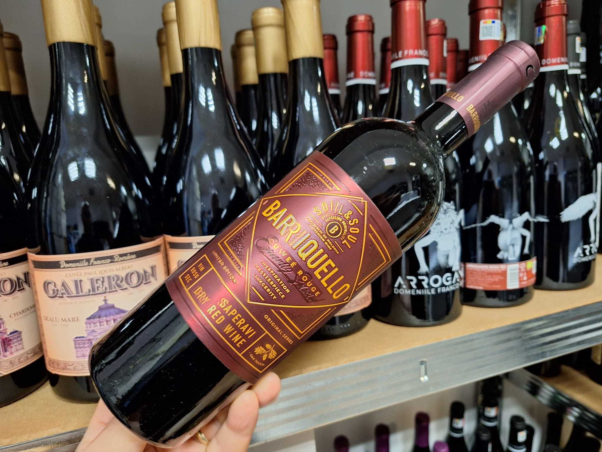 Vinul zilei: un roșu obținut din struguri Saperavi, de la o cramă din Republica Moldova. Un vin cu arome olfactive de flori și fructe exotice. De savurat alături de vită, berbec sau brânzeturi cu mucegai nobil