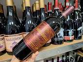Vinul zilei: un roșu obținut din struguri Saperavi, de la o cramă din Republica Moldova. Un vin cu arome olfactive de flori și fructe exotice. De savurat alături de vită, berbec sau brânzeturi cu mucegai nobil