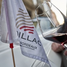 Vinul zilei: un Bordeaux cu note olfactive de fructe negre și roșii, vanilie și condimente fine. Pe palat, accente de prune, coacăze negre și ciocolată neagră. Companionul ideal pentru carne roșie, brânzeturi maturate sau paste cu sosuri boga