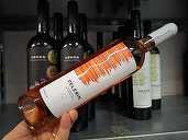 Vinul zilei: un Pinot Gris de la o cramă românească din Drăgășani, produs în ediție limitată, elegant, proaspăt și echilibrat. Alegerea ideală pentru cinele ușoare și preparatele cu influențe mediteraneene sau asiatice