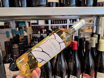 Vinul zilei: un vin alb elegant, din inima Campaniei, Italia. Note rafinate de flori de tei, salcâm, miere, caise, coajă de portocală și accente de alune prăjite. Potrivit ca atare sau alături de fructe de mare, carne albă, legume sau brânzeturi proaspete