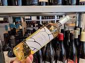 Vinul zilei: un vin alb elegant, din inima Campaniei, Italia. Note rafinate de flori de tei, salcâm, miere, caise, coajă de portocală și accente de alune prăjite. Potrivit ca atare sau alături de fructe de mare, carne albă, legume sau brânzeturi proaspete