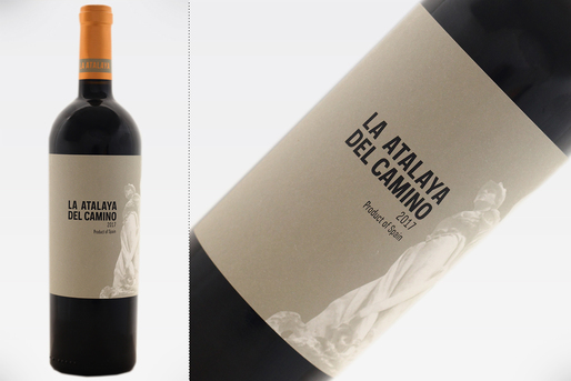 Vinul zilei: un vin roșu remarcabil, cotat cu 92 de puncte Robert Parker, obținut preponderent din struguri Garnacha Tintorera. Note expresive de fructe roșii, condimente, lavandă și afine