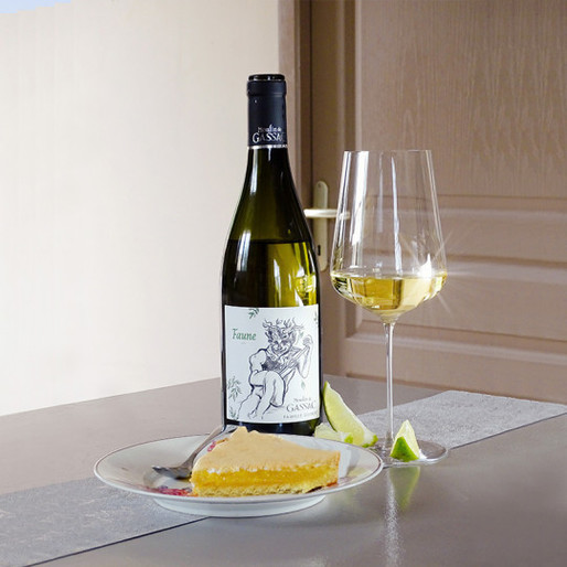 Vinul zilei: un vin alb elegant, obținut din Chardonnay și Viognier, cu arome de caise, piersici, pere și flori albe. Echilibrat și armonios, se asociază foarte bine cu antreuri, carne albă și pește
