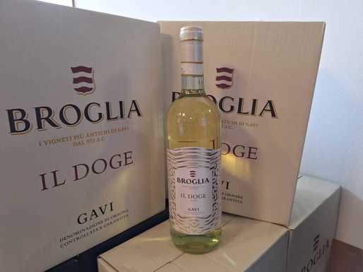 Vinul zilei: un vin alb cu note florale, vegetale și de fructe albe. Proaspăt și reconfortant, perfect pentru aperitive, preparate ușoare sau momente de relaxare în compania celor dragi