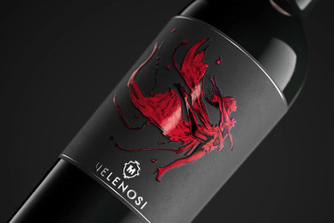 Vinul zilei: un cupaj roșu de Cabernet Sauvignon, Merlot și Syrah, cu arome de cireșe amare, ciocolată cu lapte și căpșune. Un vin plăcut, prietenos și cald, cotat cu 99 puncte Luca Maroni