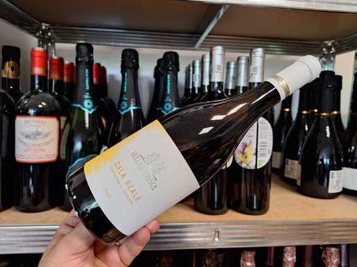 Vinul zilei: un alb din Sardinia, cu note olfactive de ananas, floare de portocal și tente de măr. Pe palat, arome simple, elegante și catifelate. De savurat alături de aperitive, fructe de mare, pește sau paste