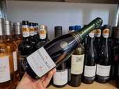 Vinul zilei: un spumant blanc de noirs, cu note minerale, pietroase și saline și un final fructat-mineral. Cotat cu 94 de puncte Robert Parker