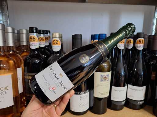 Vinul zilei: un spumant blanc de noirs, cu note minerale, pietroase și saline și un final fructat-mineral. Cotat cu 94 de puncte Robert Parker