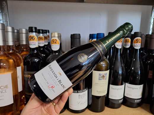 Vinul zilei: un spumant blanc de noirs, cu note minerale, pietroase și saline și un final fructat-mineral. Cotat cu 94 de puncte Robert Parker