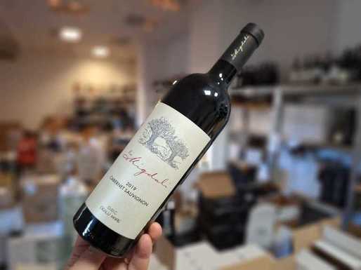 Vinul zilei: un Cabernet Sauvignon românesc, cu arome de fructe de pădure, vanilie și cuișoare. Se asociază foarte bine cu vânat, carne la grătar sau brânzeturi maturate