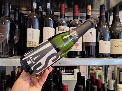 Vinul zilei: o cava-școală, cu arome de pâine proaspăt scoasă din cuptor, mere galbene de vară, fructe galbene coapte, migdale, citrice și coajă de lămâie. Un vin plăcut, echilibrat, cu perlaj fin și elegant