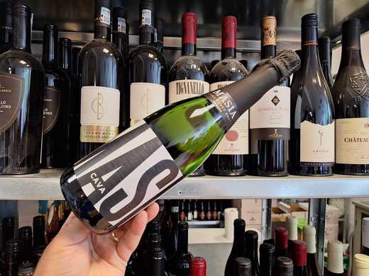 Vinul zilei: o cava-școală, cu arome de pâine proaspăt scoasă din cuptor, mere galbene de vară, fructe galbene coapte, migdale, citrice și coajă de lămâie. Un vin plăcut, echilibrat, cu perlaj fin și elegant