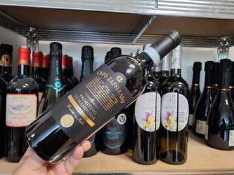Vinul zilei: un Primitivo remarcabil, 95 de puncte Luca Maroni, cu arome de fructe negre și roșii, vanilie și condimente. De asociat cu carne roșie, vânat, brânzeturi maturate sau rețete tradiționale italiene