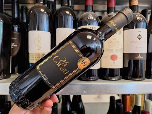 Vinul zilei: un roșu italian cotat cu 99 puncte Luca Maroni. Note de prune coapte, cireșe, vanilie, tutun și condimente fine, cu gust amplu și armonios