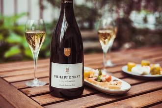 Vinul zilei: o șampanie spectaculoasă, cu note de floare de viță-de-vie, tei, citrice, toast, miere, fructe negre, biscuiți și pâine proaspăt coaptă. Savuroasă ca atare sau alături de pește, fructe de mare sau sushi