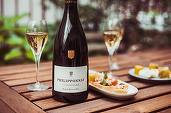 Vinul zilei: o șampanie spectaculoasă, cu note de floare de viță-de-vie, tei, citrice, toast, miere, fructe negre, biscuiți și pâine proaspăt coaptă. Savuroasă ca atare sau alături de pește, fructe de mare sau sushi