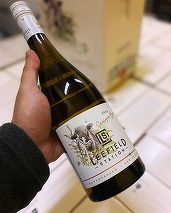 Vinul zilei: un Sauvignon Blanc din Noua Zeelandă, cu note olfactive de flori albe și flori uscate, caise și piersici încă necoapte. Gust bine rotunjit, cu mere dulci, piersici zemoase și caprifoi. Bun și de răcorit, și de veselit cu prietenii