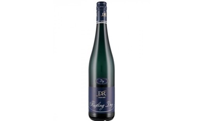 Vinul zilei: un Riesling cu note de flori, măr verde, citrice, lime și pepene galben. Ideal alături de fructe de mare, carne de pasăre,  sau preparate condimentate