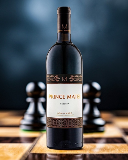Vinul zilei: un Merlot emblematic pentru România, cu note olfactive de fructe de pădure, piper negru, ciocolată, cafea și vanilie. Savuros alături de carne roșie, vânat, brânzeturi maturate sau mâncăruri tradiționale românești