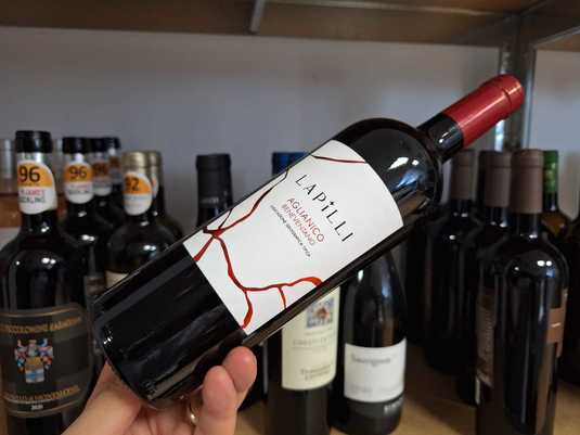 Vinul zilei: un Aglianico robust, cu arome de cireșe și prune afumate, urmate de note de ciocolată și cafea. Un vin cu caracter puternic și un profil aromatic intens