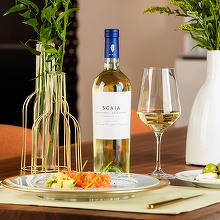 Vinul zilei: un cupaj alb savuros, cu note olfactive de iasomie, flori albe, citrice și banane. Pe palat se dezvăluie proaspăt și revigorant, cu o aciditate echilibrată. Savuros alături de vinete și dovlecei la grill, fasole verde în sos de iaurt cu ustur